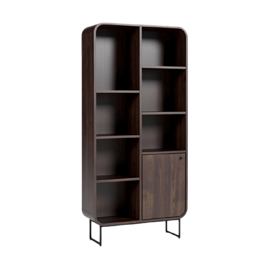 Moderne boekenkast met open schappen en lade in donker hout.