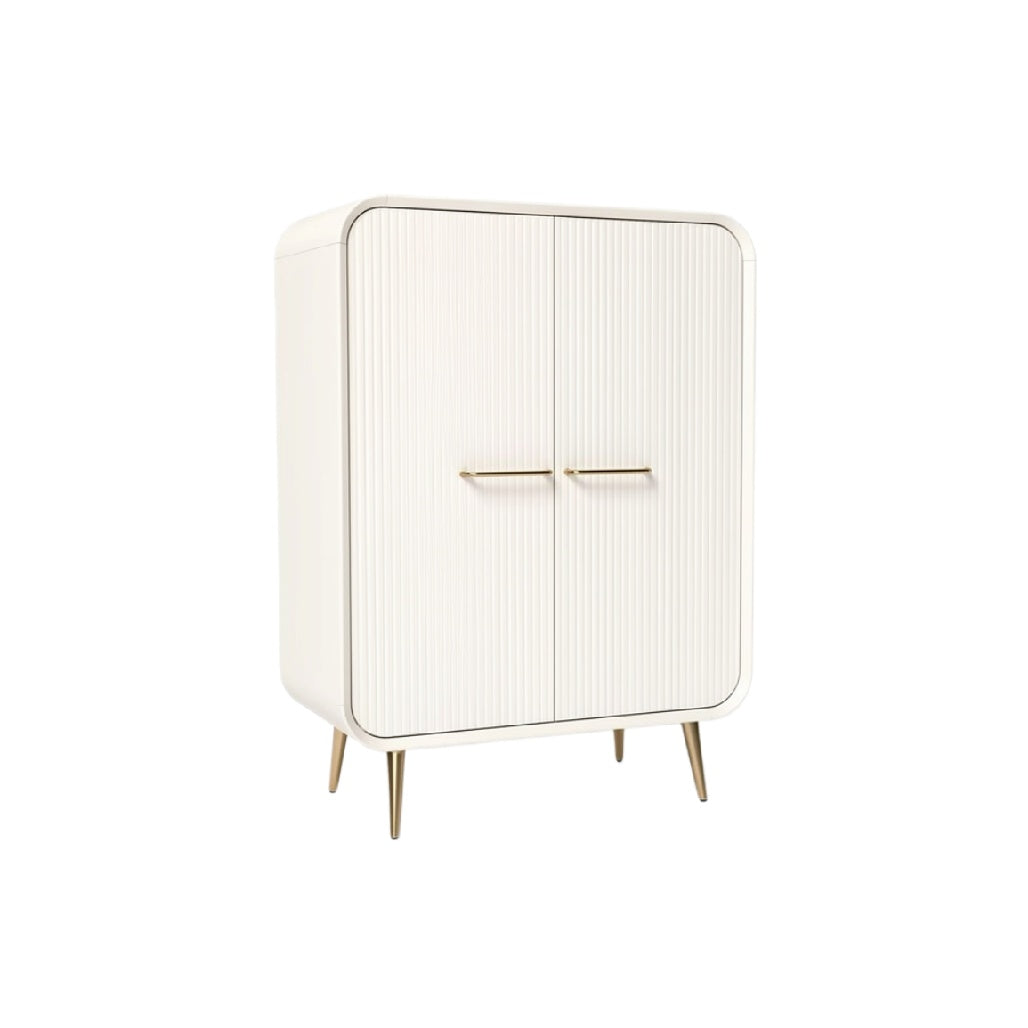 Moderne witte kast met gouden handgrepen en gestreept ontwerp